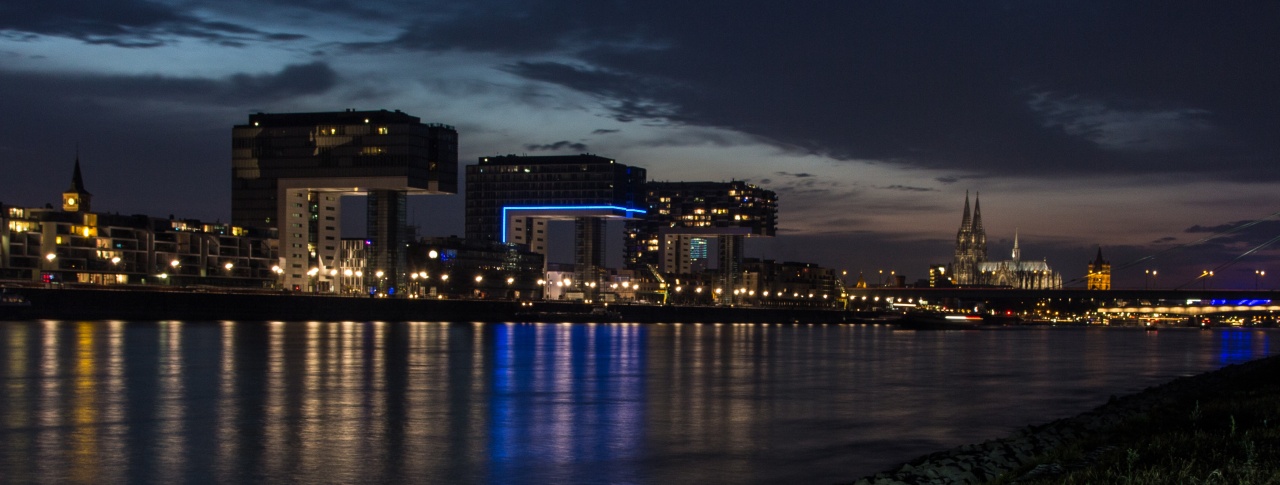 Kranhäuser zur blauen Stunde
